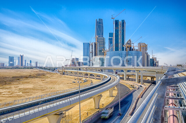 صورة إبداعية لمدينة الرياض ، الفن الهندسي المعماري بالسعودية، معالم سياحية مشهورة بالرياض في المملكة العربية السعودية ، حركة سير السيارات على الطريق العام ، الحركة المرورية ، طريق الملك فهد في الرياض
