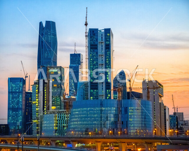 صورة لمركز الملك عبدالله المالي ( كافد ) في الرياض بالمملكة العربية السعودية في وضع الليل ، معالم سياحية مشهورة بالرياض ، لقطة سريعة من طريق الملك عبدالله المالي بالرياض ، الفن الهندسي المعماري بالسعودية ، طرق وشوارع الرياض