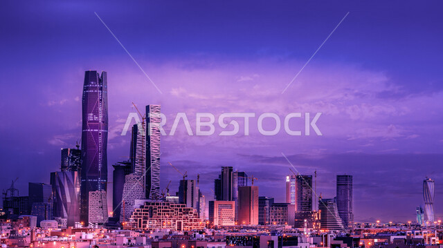 صورة لمركز الملك عبدالله المالي ( كافد ) في الرياض بالمملكة العربية السعودية في وضع الليل ، معالم سياحية مشهورة بالرياض ، لقطة سريعة من طريق الملك عبدالله المالي بالرياض ، الفن الهندسي المعماري بالسعودية ، طرق وشوارع الرياض