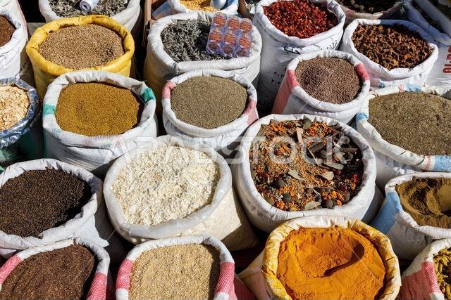 أبها، المملكة العربية السعودية، 25 فبراير 2020: لقطة مقرّبة للتوابل المعروضة للبيع في سوق بأبها، المملكة العربية السعودية