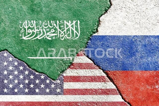 مفهوم الصراع السياسي: السعودية ضد الولايات المتحدة ضد روسيا، أعلام على خلفية جدار متصدع مفهوم الصراع السياسي: السعودية ضد الولايات المتحدة ضد روسيا، أعلام على خلفية جدار متصدع