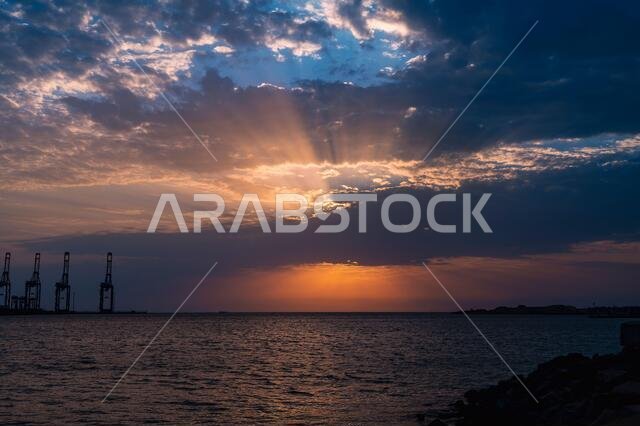 غروب شمس خلاب من شواطئ البحر الأحمر في جدة، المملكة العربية السعودية غروب شمس خلاب من شواطئ البحر الأحمر في جدة، المملكة العربية السعودية