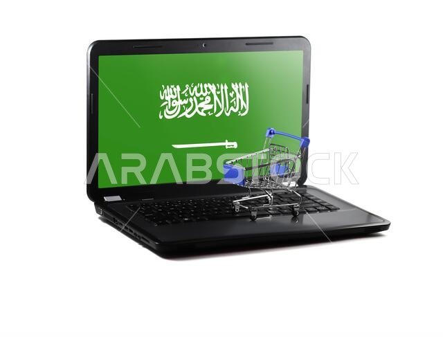 صورة معزولة على خلفية بيضاء لجهاز كمبيوتر محمول عليه علم المملكة العربية السعودية، مفهوم التسوق الإلكتروني