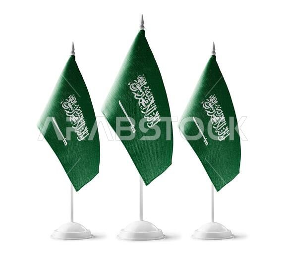 أعلام صغيرة للمملكة العربية السعودية على خلفية بيضاء
