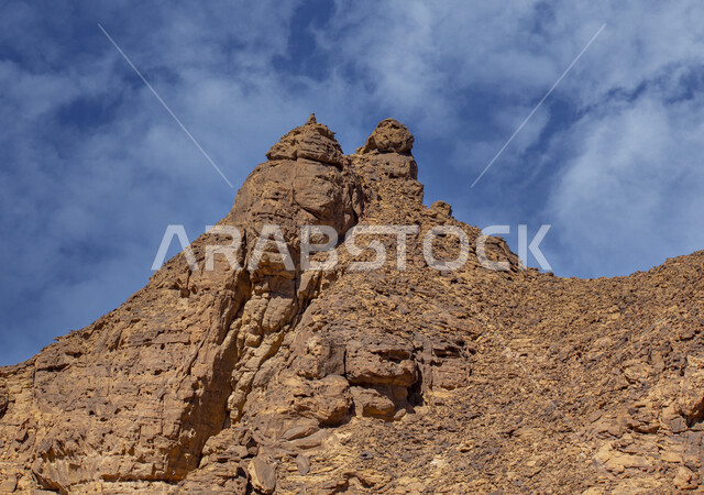 التكوينات والتشكيلات الصخرية الطبيعية في مدينة العلا بالمملكة العربية السعودية، المعالم التاريخية الأثرية السياحية، جمال الطبيعة الصحراوية، الجبال الصخرية في محافظة العلا، السياحة في السعودية