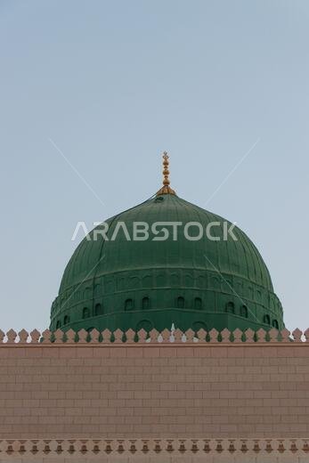 صورة خارجية للمسجد النبوي في المدينة المنورة بالمملكة العربية السعودية، القبة الخضراء للمسجد.
