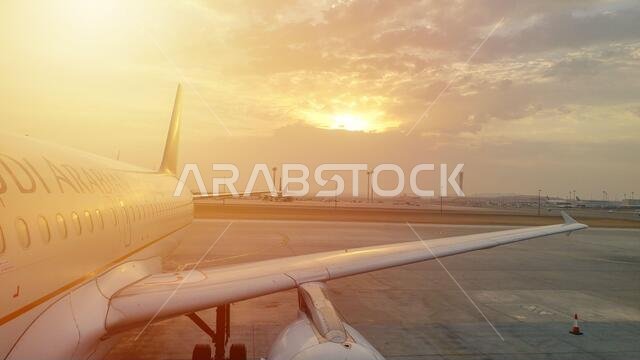 الرياض، المملكة العربية السعودية - 1 مارس 2020: طائرة سعودية تستعد للإقلاع من مطار الملك خالد الدولي بالرياض. تركيز انتقائي