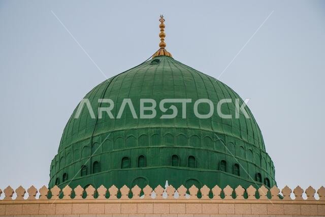 صورة خارجية للمسجد النبوي في المدينة المنورة بالمملكة العربية السعودية، القبة الخضراء للمسجد.