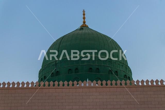 صورة خارجية للمسجد النبوي في المدينة المنورة بالمملكة العربية السعودية، القبة الخضراء للمسجد.