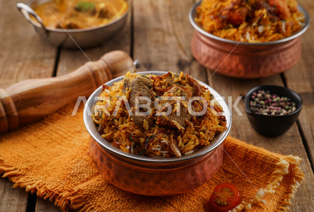 طبق من أرز البرياني اللذيذ مع اللحم، أرز مبهر، أكلات عربية تقليدية، مأكولات عربية، أطباق شعبية، وصفات وأطباق طعام لذيذة، وجبات الطعام الصحية الشهية، مطاعم شرقية، مطاعم للمأكولات العربية الشرقية