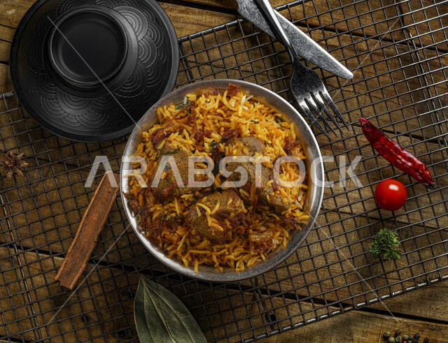 A plate of delicious biryani rice with meat, dazzling rice, traditional Arab dishes, Arab food, traditional dishes, delicious recipes and food dishes, delicious healthy meals, oriental restaurants, restaurants for oriental Arab food
