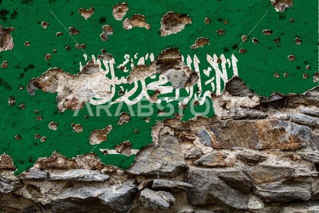 مفهوم الوضع السياسي في المملكة العربية السعودية، مع علم متضرر مرسوم على جدار متصدع به ثقوب. رسم توضيحي ثلاثي الأبعاد. عرض ثلاثي الأبعاد.