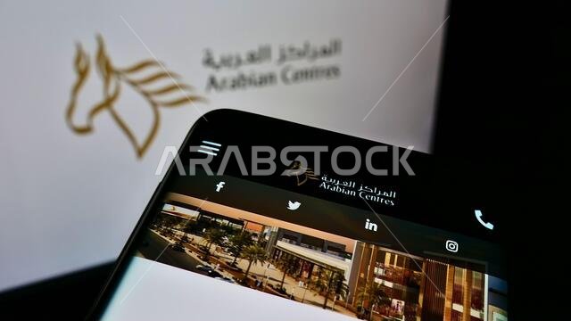 هاتف محمول يعرض موقع شركة المراكز العربية (ACC)، المشغلة لمراكز التسوق، على الشاشة أمام الشعار. ركز على الزاوية العلوية اليسرى من شاشة الهاتف. هاتف محمول يعرض موقع شركة المراكز العربية (ACC)، المشغلة لمراكز التسوق، على الشاشة أمام الشعار. ركز على الزاوية العلوية اليسرى من شاشة الهاتف.