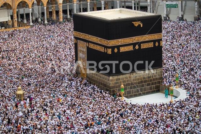الكعبة المشرفة هي مركز الإسلام. المسجد الحرام في مكة المكرمة. حشود من الناس تطوف حول الكعبة باستمرار. الطواف