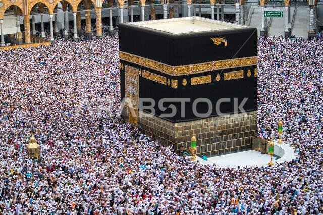 الكعبة المشرفة هي مركز الإسلام. المسجد الحرام في مكة المكرمة. حشود من الناس تطوف حول الكعبة باستمرار. الطواف