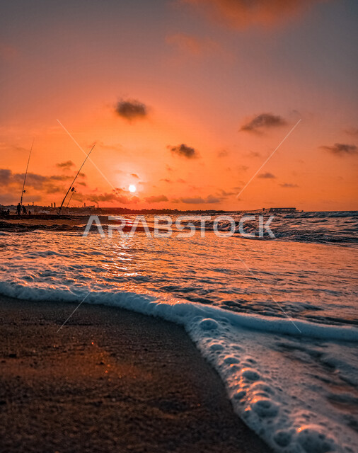 صورة جمالية على شاطئ بحر في الممكلة العربية السعودية وقت غروب الشمس ، خلفية للطبيعة وقت الغروب ، المناظر البحرية الهادئة ، هدوء وجمال البحر ، بحر السعودية ، الطبيعة في السعودية ، أماكن سياحية ترفيهية في السعودية