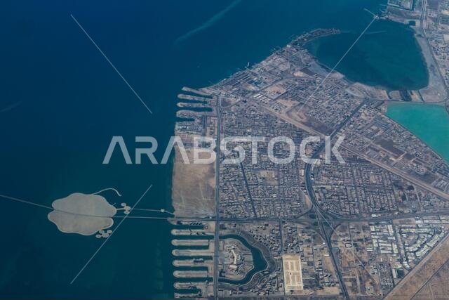 الخبر - المملكة العربية السعودية، 12 مايو 2021: صورة جوية تُظهر جسر الملك فهد من البحرين إلى المملكة العربية السعودية عند نقطة وصوله إلى مدينة الخبر