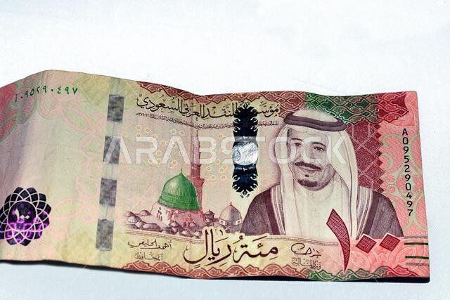 ورقة نقدية من فئة 100 ريال سعودي، الريال السعودي هو عملة المملكة العربية السعودية، تحمل صورة الملك سلمان بن عبد العزيز آل سعود.