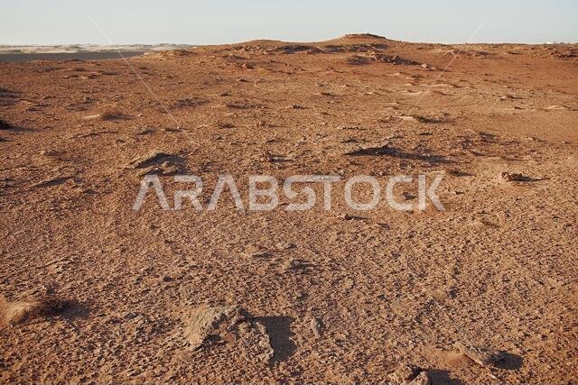 صحراء مغربية حمراء مع سماء زرقاء خالية