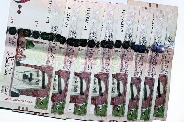 ورقة نقدية سعودية من فئة 100 ريال، وجهها الأمامي يحمل صورة الملك عبد الله عبد العزيز، وظهرها الخلفي يحمل صورة المسجد النبوي الشريف.