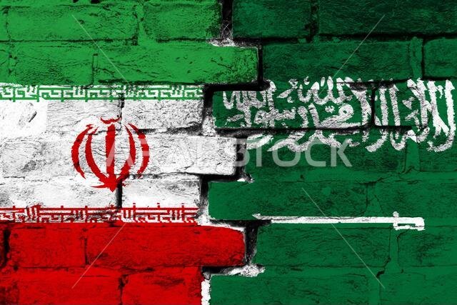 مفهوم العلاقة بين إيران والمملكة العربية السعودية من خلال علمين مرسومين على جدار من الطوب المتضرر مفهوم العلاقة بين إيران والمملكة العربية السعودية من خلال علمين مرسومين على جدار من الطوب المتضرر