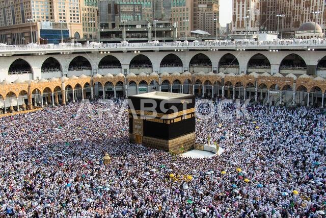 الكعبة المشرفة. حشود من الناس يتجولون دائمًا في الشمال. شعيرة الطواف - الطواف في الحج. مكة - المملكة العربية السعودية