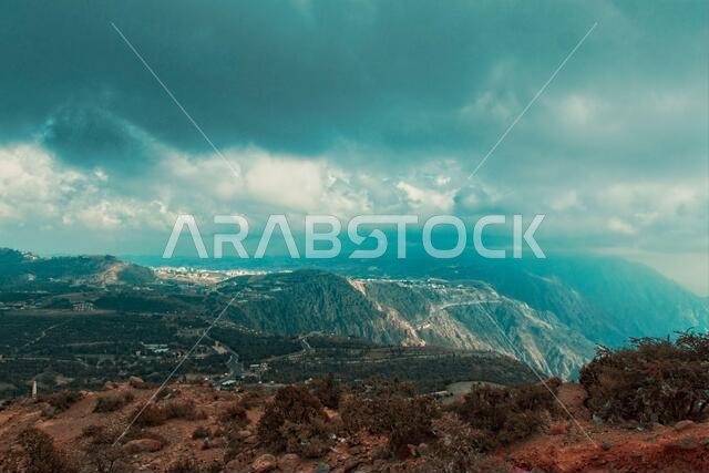 منظر وادي جبلي مع سماء داكنة من أبها، المملكة العربية السعودية