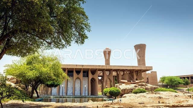 مبنى جامعة الملك فهد للبترول والمعادن على الجانب الآخر. الظهران، المملكة العربية السعودية، ٢٨ يونيو ٢٠٢١.