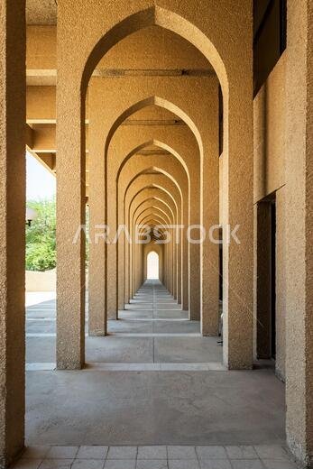 مبنى جامعة الملك فهد للبترول والمعادن على الجانب الآخر. الظهران، المملكة العربية السعودية، ٢٨ يونيو ٢٠٢١.