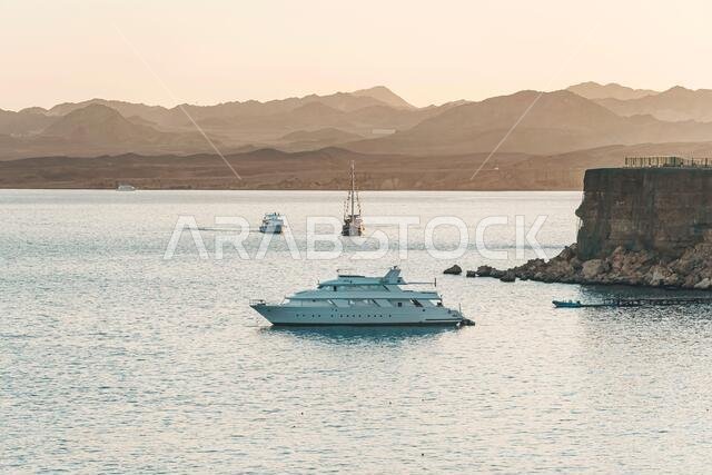 سفن في البحر الأحمر على خلفية جبال مصر.