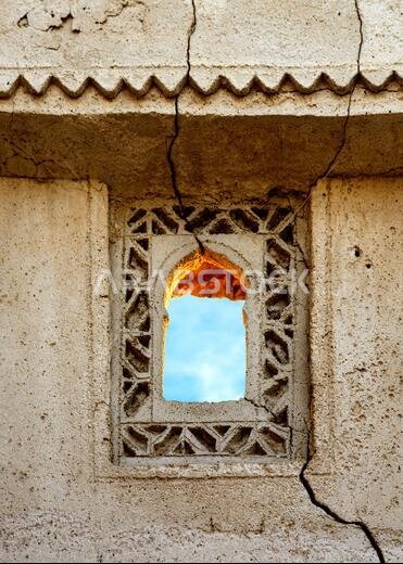 صورة توضح البناء التقليدي لمنازل القطيف (شرق المملكة العربية السعودية)، وتظهر الزخارف الجصية القديمة.