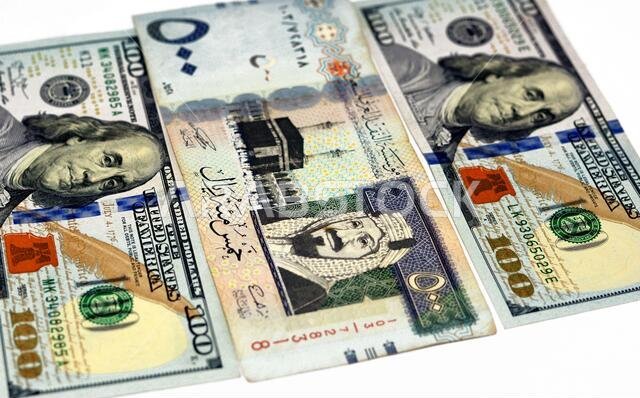 American hundred dollars bill and Saudi Arabia riyals currency banknotes of five hundred 500 Saudi Riyals, Saudi Arabia money and American dollars American hundred dollars bill and Saudi Arabia riyals currency banknotes of five hundred 500 Saudi Riyals, Saudi Arabia money and American dollars