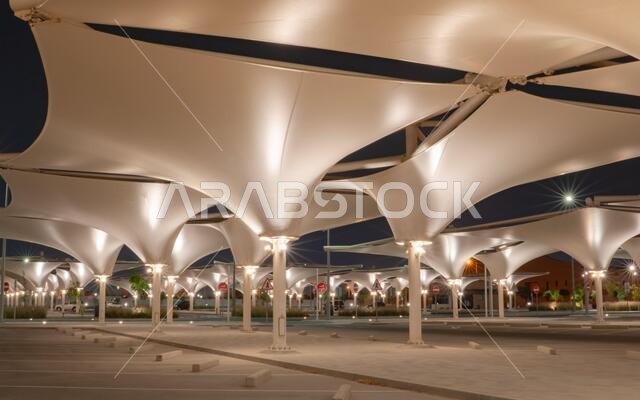 الدوحة، قطر - 3 مايو 2021: موقف سيارات مزود بمظلة لتوفير الظل للسيارات خلال فصل الصيف. صورة ليلية الدوحة، قطر - 3 مايو 2021: موقف سيارات مزود بمظلة لتوفير الظل للسيارات خلال فصل الصيف. صورة ليلية