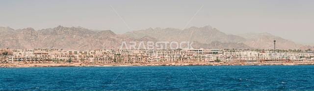 منظر بحري للساحل الصخري لمدينة شرم الشيخ السياحية. البحر الأحمر، مصر. منظر بحري للساحل الصخري لمدينة شرم الشيخ السياحية. البحر الأحمر، مصر.