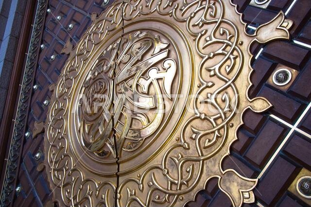 الخط العربي الذي يصور اسم النبي محمد مكتوبًا على باب المسجد النبوي في المدينة المنورة، المملكة العربية السعودية الخط العربي الذي يصور اسم النبي محمد مكتوبًا على باب المسجد النبوي في المدينة المنورة، المملكة العربية السعودية