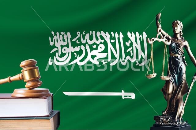 القانون والعدالة في المملكة العربية السعودية: تمثال ثيميس ومطرقة القاضي على خلفية علم المملكة العربية السعودية. مفهوم القانون والعدالة. القانون والعدالة في المملكة العربية السعودية: تمثال ثيميس ومطرقة القاضي على خلفية علم المملكة العربية السعودية. مفهوم القانون والعدالة.