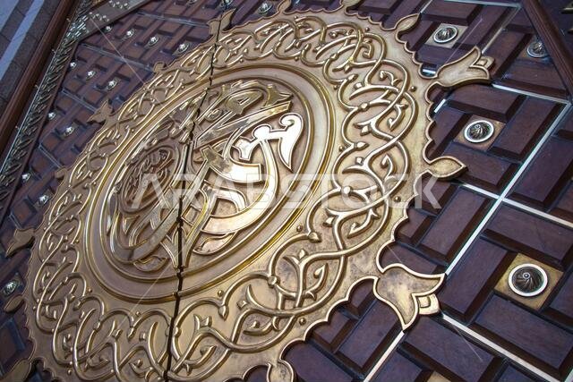 الخط العربي الذي يصور اسم النبي محمد مكتوبًا على باب المسجد النبوي في المدينة المنورة، المملكة العربية السعودية الخط العربي الذي يصور اسم النبي محمد مكتوبًا على باب المسجد النبوي في المدينة المنورة، المملكة العربية السعودية