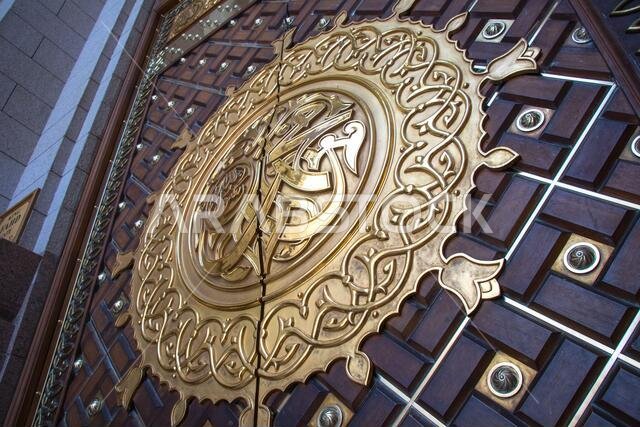 الخط العربي الذي يصور اسم النبي محمد مكتوبًا على باب المسجد النبوي في المدينة المنورة، المملكة العربية السعودية الخط العربي الذي يصور اسم النبي محمد مكتوبًا على باب المسجد النبوي في المدينة المنورة، المملكة العربية السعودية