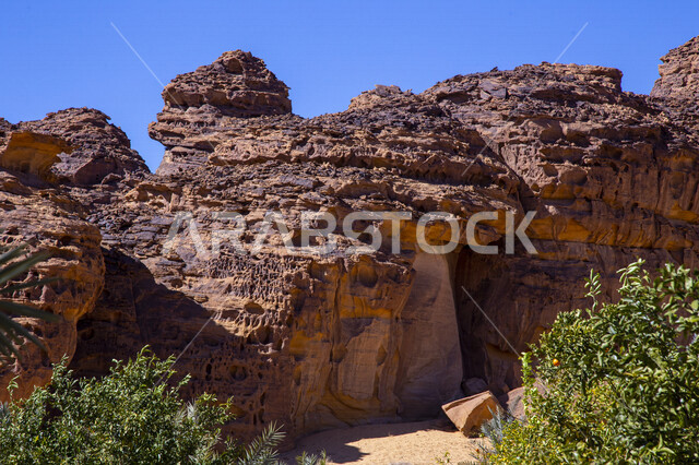 التكوينات والتشكيلات الصخرية الطبيعية في مدينة العلا بالمملكة العربية السعودية، المعالم التاريخية السياحية، جمال الطبيعة الصحراوية، الجبال الصخرية في العلا، الأشجار والنباتات الخضراء، السياحة في السعودية