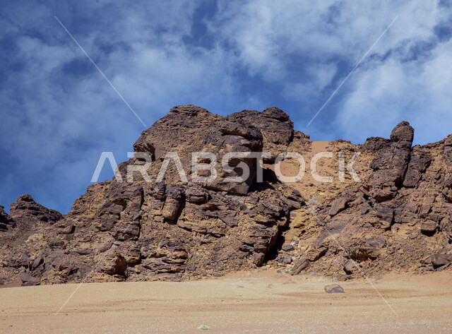 التكوينات والتشكيلات الصخرية الطبيعية في مدينة العلا بالمملكة العربية السعودية، المعالم التاريخية الأثرية السياحية، جمال الطبيعة الصحراوية، الجبال الصخرية في محافظة العلا، السياحة في السعودية