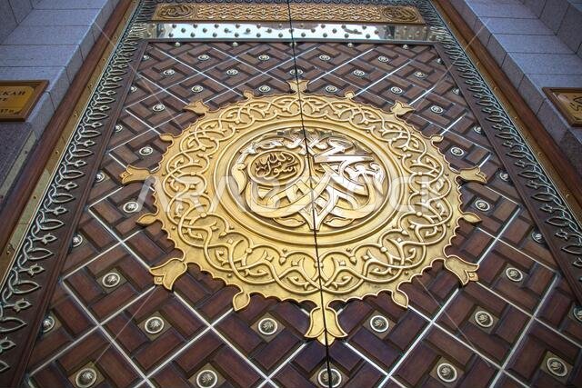 باب المسجد النبوي. الخط العربي: محمد رسول الله