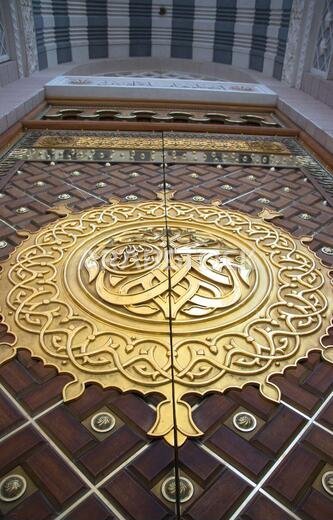باب المسجد النبوي. الخط العربي: محمد رسول الله