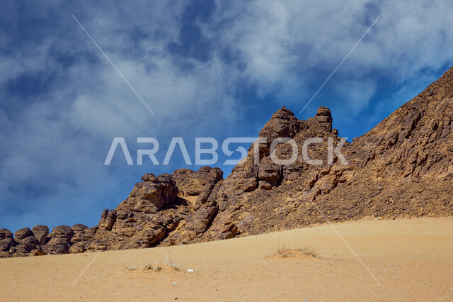 التكوينات والتشكيلات الصخرية الطبيعية في مدينة العلا بالمملكة العربية السعودية، المعالم التاريخية الأثرية السياحية، جمال الطبيعة الصحراوية، الجبال الصخرية في محافظة العلا، السياحة في السعودية