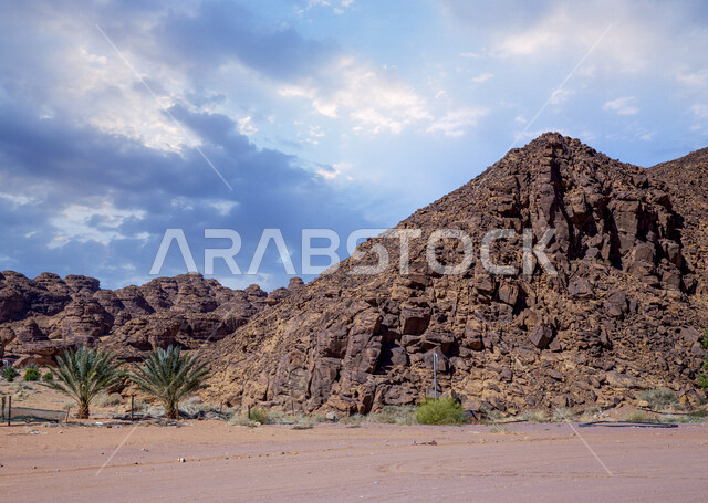 التكوينات والتشكيلات الصخرية الطبيعية في مدينة العلا بالمملكة العربية السعودية، المعالم التاريخية الأثرية السياحية، جمال الطبيعة الصحراوية، الجبال الصخرية في محافظة العلا، السياحة في السعودية