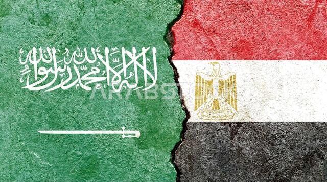 أعلام مصر والسعودية مرسومة على الجدار المتصدع