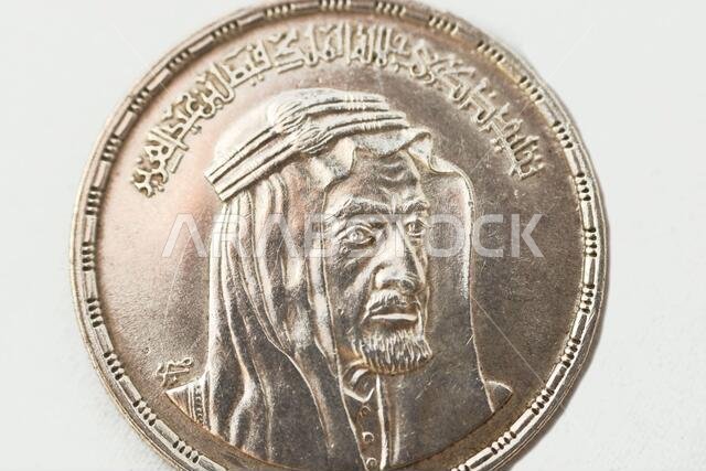 الوجه الأمامي لعملة مصرية من فئة جنيه واحد، عملة جنيه واحد، سنة 1976، 1396 هـ، عليها صورة نصفية للملك فيصل متجهة لليمين، تذكارية للملك فيصل آل سعود الوجه الأمامي لعملة مصرية من فئة جنيه واحد، عملة جنيه واحد، سنة 1976، 1396 هـ، عليها صورة نصفية للملك فيصل متجهة لليمين، تذكارية للملك فيصل آل سعود