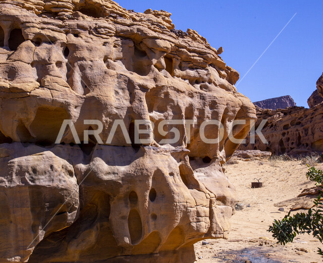 التكوينات والتشكيلات الصخرية الطبيعية في مدينة العلا بالمملكة العربية السعودية، المعالم التاريخية الأثرية السياحية، جمال الطبيعة الصحراوية، الجبال الصخرية في محافظة العلا، السياحة في السعودية