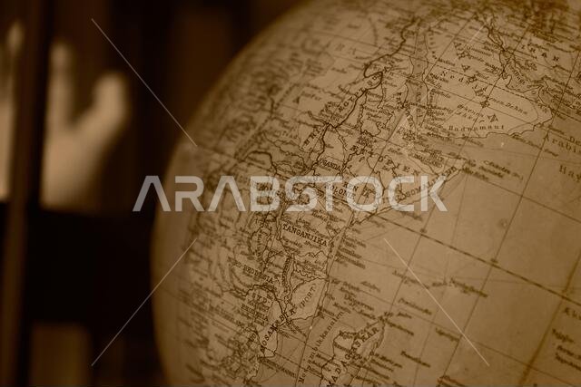 خريطة العالم العربية القديمة ذات اللون البني كخلفية لتاريخ السفر.