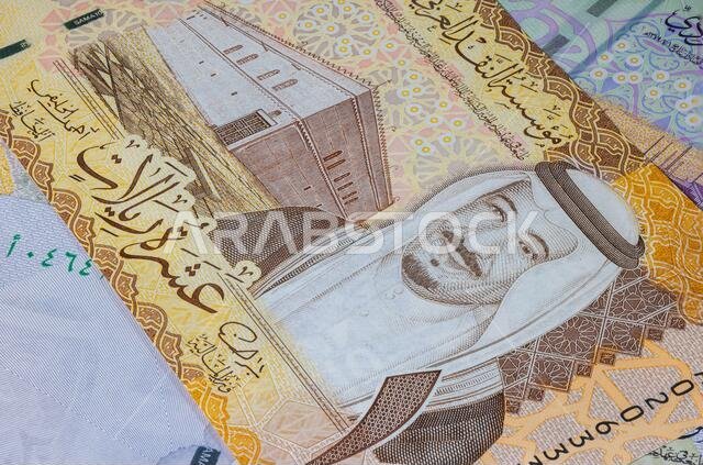 صورة مقرّبة لعملة سعودية. العملة الورقية السعودية. الريال السعودي بصورة الملك سلمان. هيئة النقد السعودية تكشف النقاب عنه