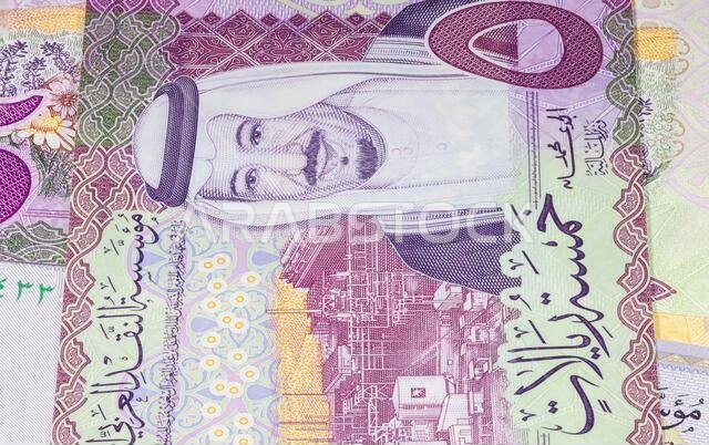 صورة مقرّبة لعملة سعودية. العملة الورقية السعودية. الريال السعودي بصورة الملك سلمان. هيئة النقد السعودية تكشف النقاب عنه